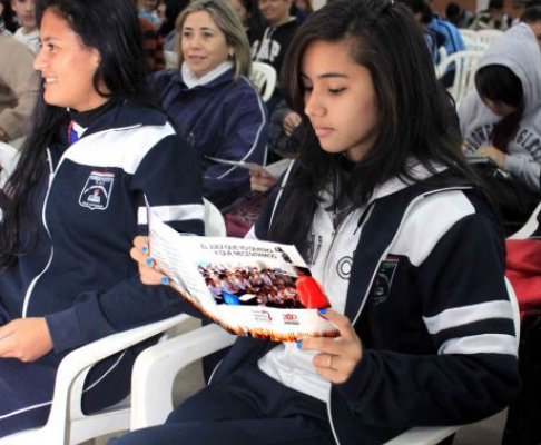 Numerosos estudiantes participaron de la charla sobre droga, que se realizó en la parroquia de San Antonio.