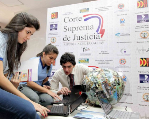 Alumnos contestan el formulario dispuesto por la CSJ.