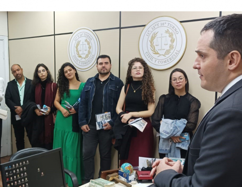 Visita guiada a estudiantes en la sede Judicial de Asunción.