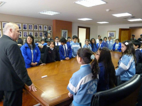 El ministro Luis María Benítez Riera conversando con los alumnos del Colegio San José.