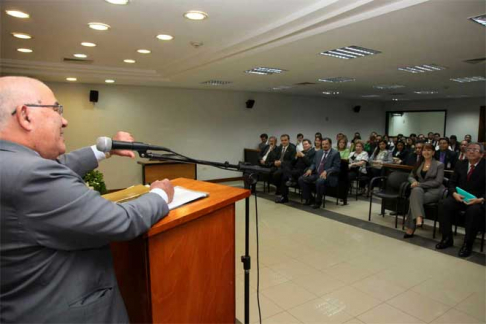 El ministro Sindulfo Blanco dirigiéndose a los presentes. 