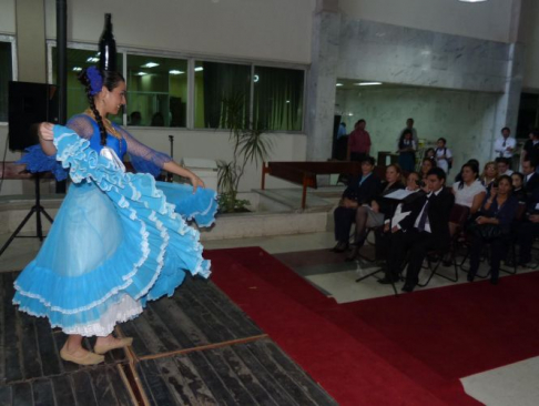 Momento en que la integrante del ballet Karanday Poty de Limpio bailó la Danza de la botella durante el festival