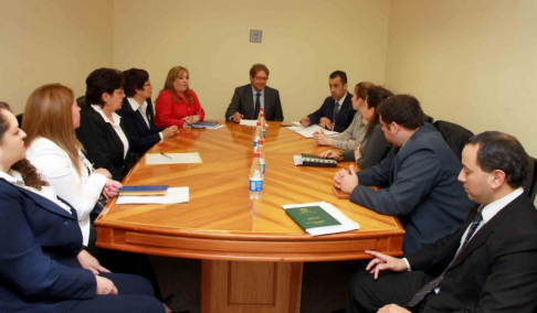 En el octavo piso de la torre norte, sala de conferencias dos, el doctor Arcos Pérez mantuvo una entrevista con el cuerpo de mediadores del Poder Judicial de la capital.