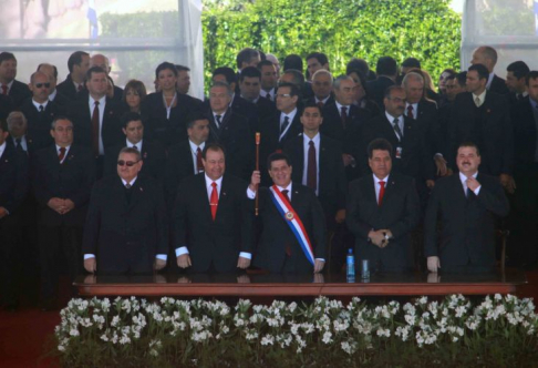 El presidente de la Corte Antonio Fretes, el vicepresidente Juan Afara, el presidente de la República Horacio Cartes, el titular del Congreso Julio Velázquez y de la Cámara de Diputados Juan Bartolome Ramírez.