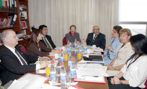 Momento de la reunión entre autoridades judiciales, del Ministerio de Justicia y Trabajo, Defensa Pública y Fiscalía sobre el traslado de internos desde la Penitenciaría Nacional de Tacumbú a Emboscada.