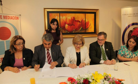 Momento de la firma de convenio entre la Corte Suprema de Justicia y el Colegio de Escribanos del Paraguay.