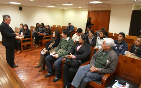 El defensor público, Carlos Flores, explicando el funcionamiento del Ministerio de la Defensa Pública.