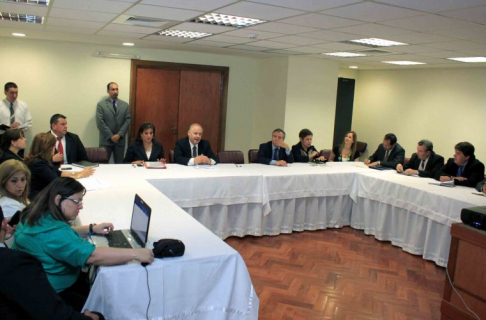 Momento de la reunión de trabajo entre el ministro de la Corte Suprema de Justicia doctor Luis María Benítez Riera, directores administrativos del Poder Judicial y representantes del CEJ.