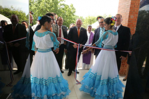 Momento en que las autoridades proceden al corte de cinta, habilitando el Juzgado de Paz de Mbuyapey.