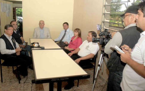 El ministro Miguel Oscar Bajac, acompañado del representante de la OEA, Ennio Argüello, y del director del Sistema Nacional de Facilitadores Judiciales, Rigoberto Zarza, conversando con los voluntarios.