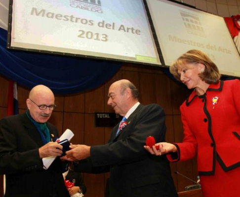 El presidente del Poder Legislativo, el senador Alfredo Jaeggli, y la directora de El Cabildo, Margarita Morselli, entregaron la distinción en el área de la danza al maestro Rolando Rasmussen.