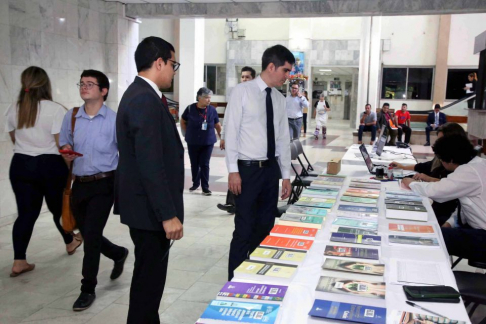 Ministro Jiménez Rolón anunció la Libroferia en la Plazoleta del Palacio de Justicia de Asunción 