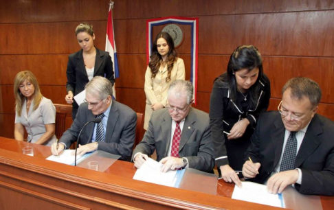 Momento en el que el presidente de la CSJ y los representantes de la Universidad UNIDA proceden a la firma del Convenio.