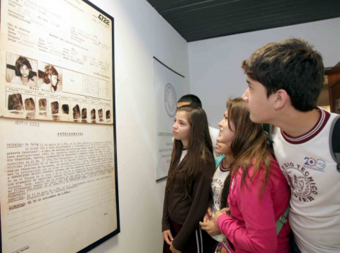 Alumnos del Colegio Tecnico Javier durante la visita al Archivo del Terror