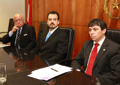 El presidente del Consejo de la Magistratura, Cristóbal Sánchez; el director de la Oficina de Ética Judicial, Gonzalo Sosa Nicoli; y el presidente del Colegio de Abogados, doctor Oscar Paciello.