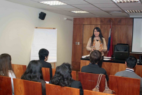 La instructura Norma Valenzuela durante la charla que brindó a los funcionarios de los juzgados de Paz