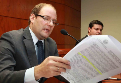 Arnaldo Levera, secretario de la Sala Constitucional, da lectura al histórico fallo emitido por la Corte Suprema. Acompaña Luis Giménez, director de la Dirección de Comunicación.