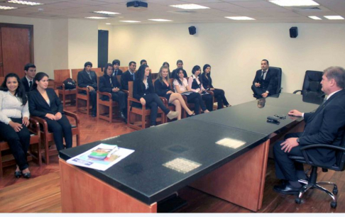 El doctor Emiliano Rolón Fernández durante la charla realizada a los universitarios de Caacupé.