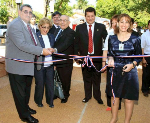 El presidente de la Corte, doctor Antonio Fretes, la ministra Gladys Bareiro de Módica, el ministro Sindulfo Blanco, junto a la jueza de Paz de San Ignacio, Alicia Diana Fornerón, el diputado Pablino Rodríguez y otras autoridades.