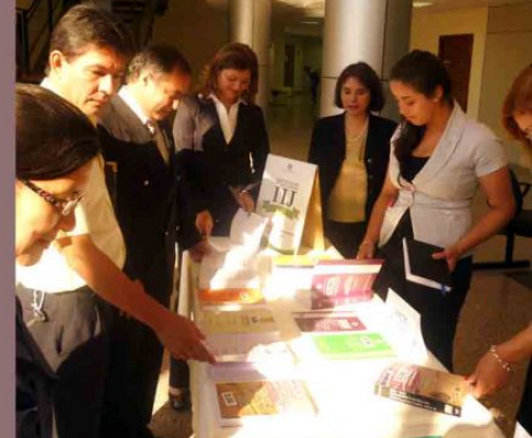 La feria de libros atrajo a muchas personas.