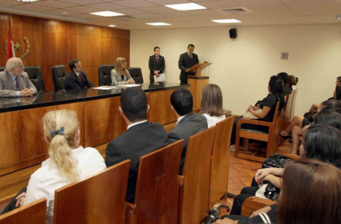 El Lic. Yamil Admen, explicando a los estudiantes el alcance del trabajo que realizarán en  los tribunales.