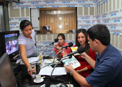 La licenciada Amada Herrera brindando detalles de la campaña durante el programa radial Hablando con Derecho.