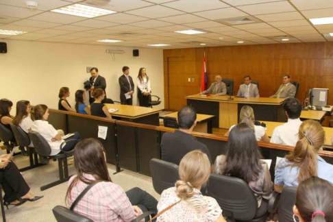 Los alumnos recorrieron la sala de juicios orales, donde los magistrados explicaron cuáles son los procedimientos en los juicios, además de la independencia judicial.