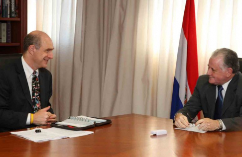 Presidente de la Corte, doctor Víctor Núñez conversando con Mark Feierstein, administrador adjunto para América Latina y el Caribe de USAID.