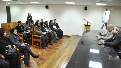 Los alumnos durante la charla impartida por el juez Penal de Sentencia, Carlos Ortiz Barrios y el camarista Agustín Lovera.