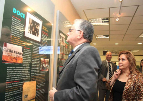 El presidente de la Corte Suprema de Justicia, doctor Víctor Nuñez observa la muestra habilitada