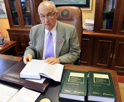 El ministro Bajac destacó el libro "Tratado de Derecho Judicial", el capítulo donde habla de la estructura y funcionamiento del sistema judicial paraguayo.