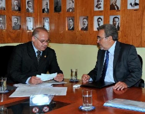 Durante la reunión mantenida entre el presidente de la Corte, Doctor Luis María Bníez Riera y el ministro de Hacienda, Dionisio Borda. Foto: Boletín de Prensa Hacienda