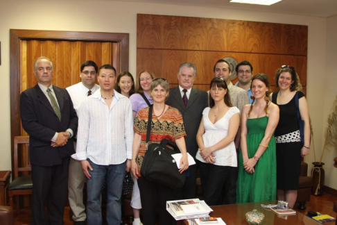 Ministro Núñez recibió a estudiantes extranjeros interesados en catalogar documentos del Archivo del Terror