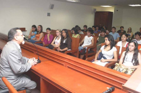 Juez instó a alumnos de Itapúa a estudiar y llegar alto en su propio país