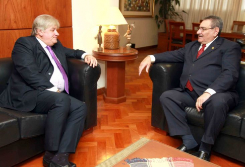 El embajador de Chile, Cristián Maquieira Astaburuaga, realizó una visita protocolar al presidente de la Corte, doctor Antonio Fretes