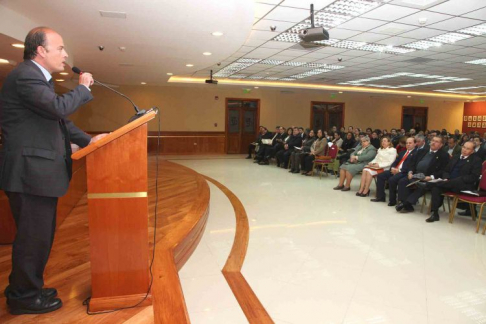 El doctor Manuel Cancio Meliá, durante su exposición