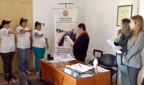 Momento de la toma de juramento a facilitadores judiciales de la Circunscripción Judicial de Paraguarí.