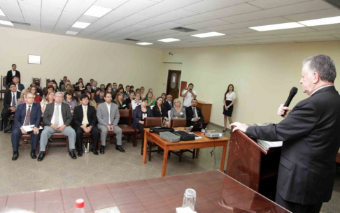 El presidente de la Corte Suprema, doctor Víctor Manuel Nuñez dirigiendose a los magistrados presentes en el taller.