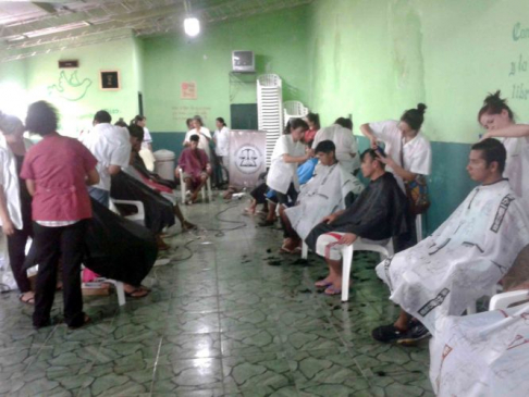 Servicio de corte de cabello para internos de Tacumbú.
