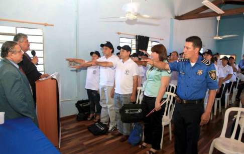 El suboficial inspector Oscar Velázquez y otras 22 personas jurando como facilitadores judiciales.