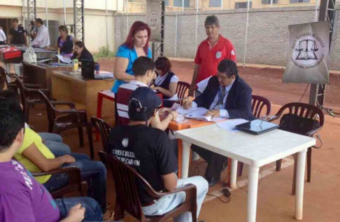 Autoridades judiciales durante una entrevista con los reclusos.