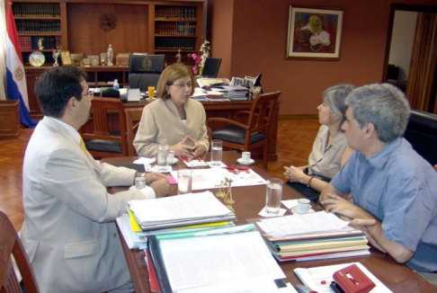 La presidenta de la Corte Suprema de Justicia, la doctora Alicia Pucheta de Correa, reunida con representantes del “Programa de Apoyo a las Iniciativas Ciudadanas”.