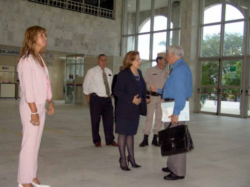 La ministra recorrió la planta baja del Palacio de Justicia de Asunción.