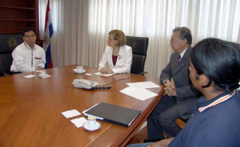 Momento de la reunión con el Embajador de Guatemala, Juan León Alvarado. 
