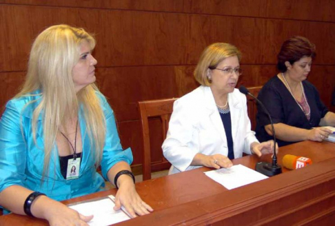 La directora del Registro del Automotor, Marta Sosa y la presidenta de la Corte Suprema de Justicia, doctora Alicia Pucheta de Correa, durante la conferencia de prensa.