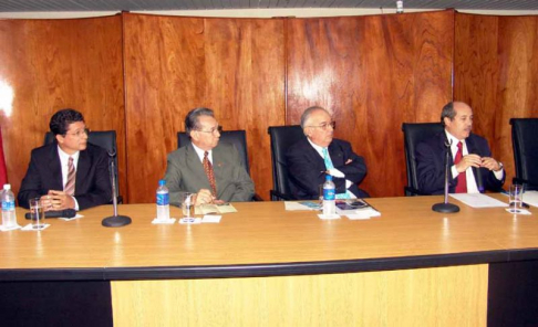 Los ministros Miguel Bajac y José Altamirano durante la reunion sobre programa 