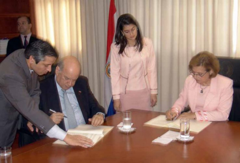 La presidenta de la Corte firmó convenio con la OEA.