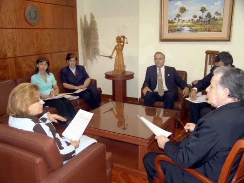 La presidenta de la Corte Suprema de Justicia Dra. Alicia Pucheta de Correa y el ministro Dr. Víctor Núñez en reunión esta mañana.