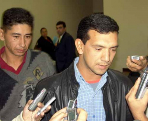 Los bomberos de la Policía, Edgar Bogarín y Hector Fernández son abordados por los periodistas al abandonar la sala de juicios orales.