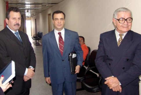 El fiscal Juan Claudio Gaona en compañía de sus abogados antes de la imposición de medidas
